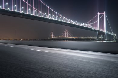 中国广州柏油公路与现代城市天际线