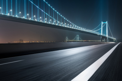 中国广州柏油公路与现代城市天际线