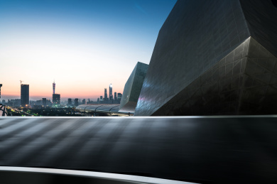 中国广州柏油公路与现代城市天际线