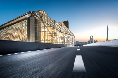 中国广州柏油公路与现代城市天际线