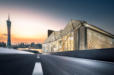 中国广州柏油公路与现代城市天际线