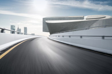 中国广州柏油公路与现代城市天际线