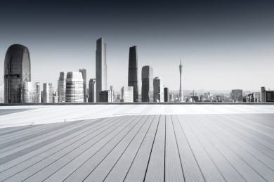 中国广州柏油公路与现代城市天际线