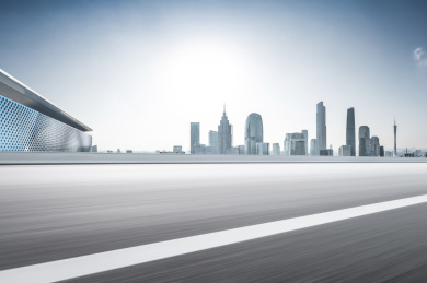 中国广州柏油公路与现代城市天际线