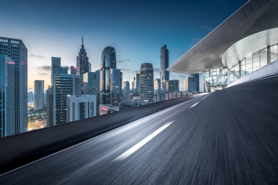 中国广州柏油公路与现代城市天际线