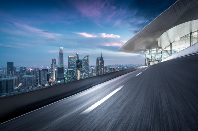 中国广州柏油公路与现代城市天际线