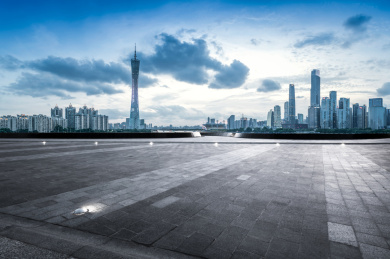 中国广州柏油公路与现代城市天际线