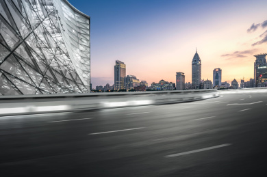 上海天际线和空旷道路的建筑物