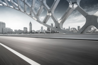 上海天际线和空旷道路的建筑物