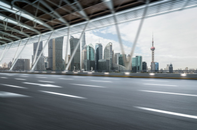 上海天际线和空旷道路的建筑物