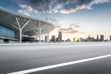 上海天际线和空旷道路的建筑物