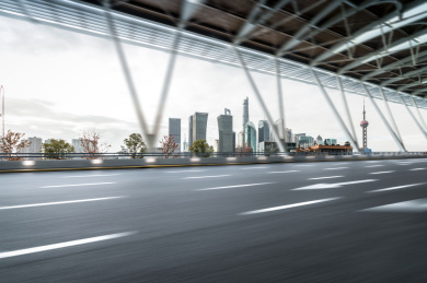上海天际线和空旷道路的建筑物