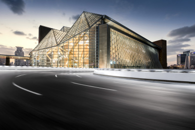 上海天际线和空旷道路的建筑物