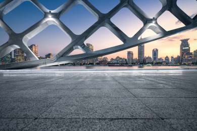 上海天际线和空旷道路的建筑物