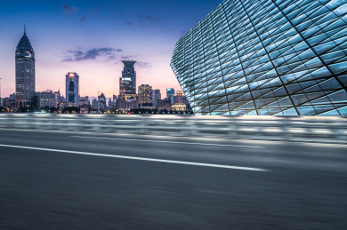 上海天际线和空旷道路的建筑物