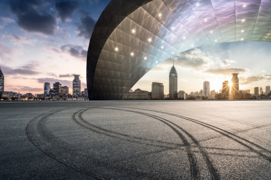 上海天际线和空旷道路的建筑物