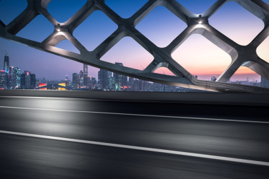 中国深圳柏油公路与现代城市天际线