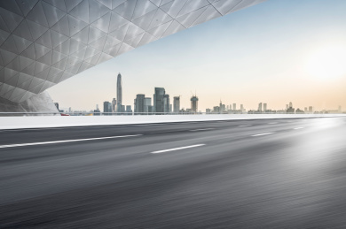 中国深圳柏油公路与现代城市天际线