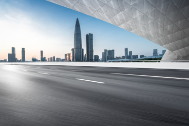 中国深圳柏油公路与现代城市天际线