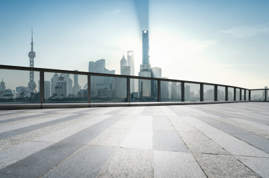 上海天际线和空旷道路的建筑物