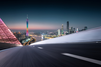 中国广州道路路面与现代城市天际线