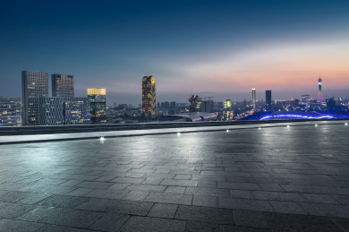 中国广州道路路面与现代城市天际线