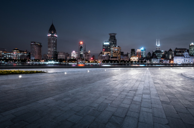 上海天际线和空旷道路的建筑物