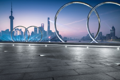 上海天际线和空旷道路的建筑物