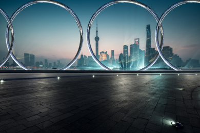 上海天际线和空旷道路的建筑物