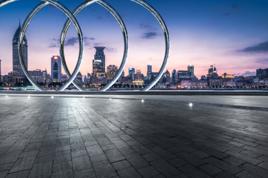 上海天际线和空旷道路的建筑物