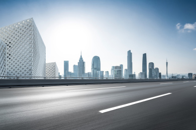 中国广州柏油公路与现代城市天际线