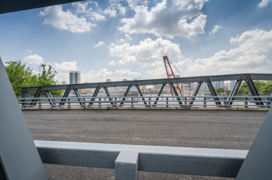 上海天际线和空旷道路的建筑物