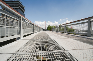 上海天际线和空旷道路的建筑物