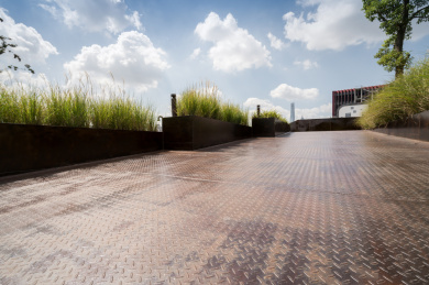 上海天际线和空旷道路的建筑物