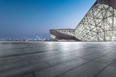 中国广州柏油公路与现代城市天际线