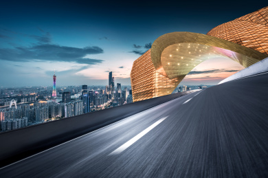 中国广州柏油公路与现代城市天际线