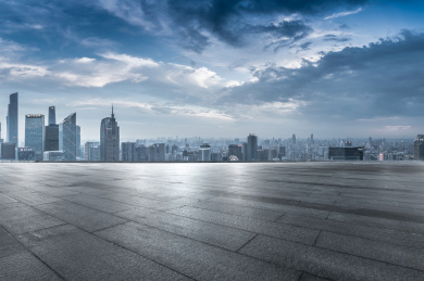 中国广州柏油公路与现代城市天际线