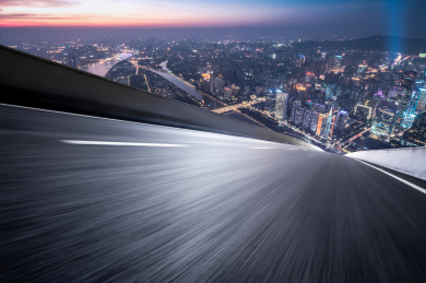 中国广州柏油公路与现代城市天际线道路