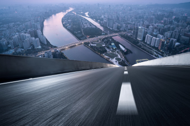 中国广州柏油公路与现代城市天际线道路