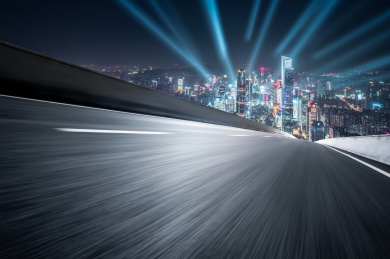 中国广州柏油公路与现代城市天际线道路