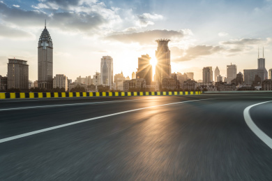 上海天际线和空旷的道路