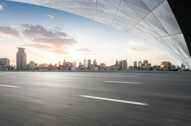 上海天际线和空旷的道路