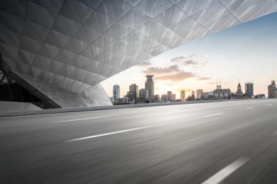 上海天际线和空旷的道路