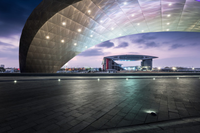 上海天际线和空旷的道路