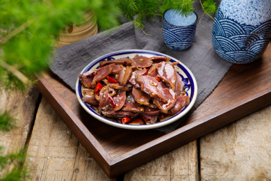 碟子里装着红油贡菜