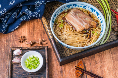 一碗江苏苏州传统小吃焖肉奥灶面