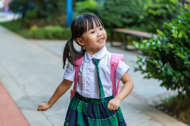 放学路上蹦蹦跳跳的小女孩