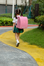 上学路上背书包的小女孩背影