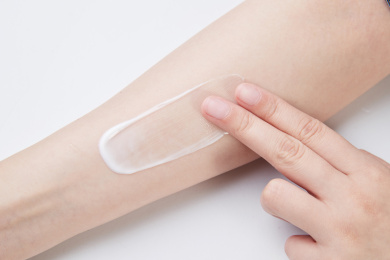手臂上白色乳霜展示