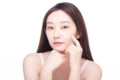 白色背景前的中国女性